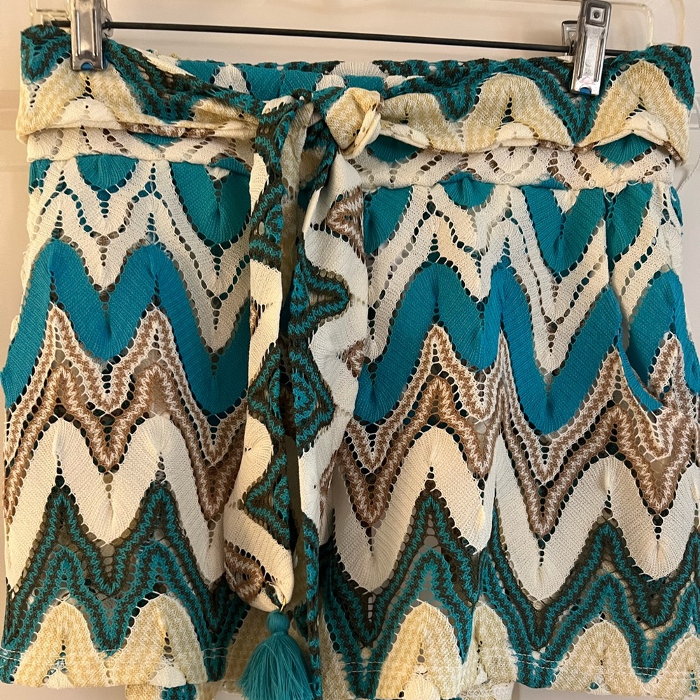 Trina Turk Palisades short. NWT. Size M.